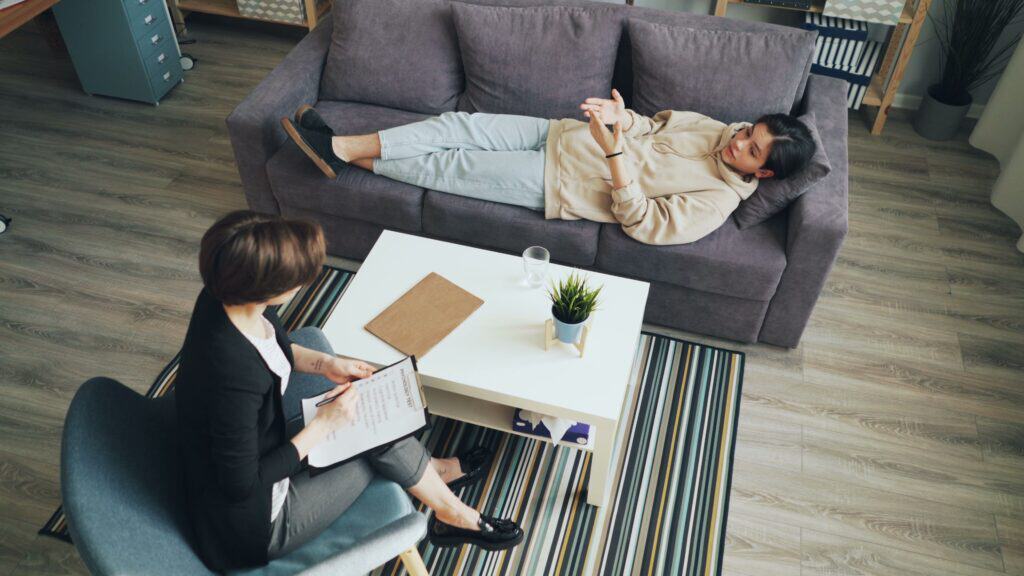 A client learning what to expect in an EMDR vs Brainspotting session